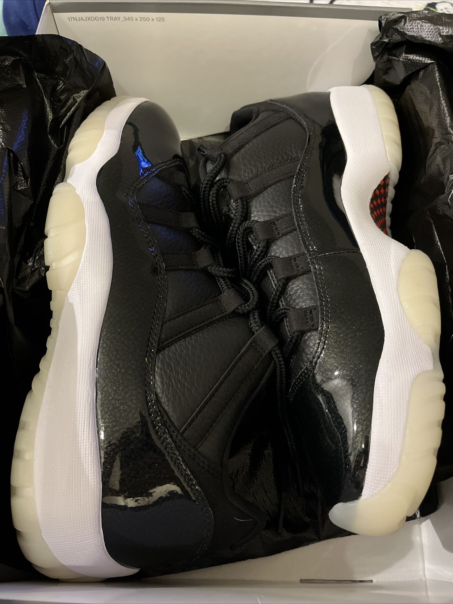 Air Jordan 11 Retro Low 72-10 AV2187-001 Mens Size 12 Black Red White