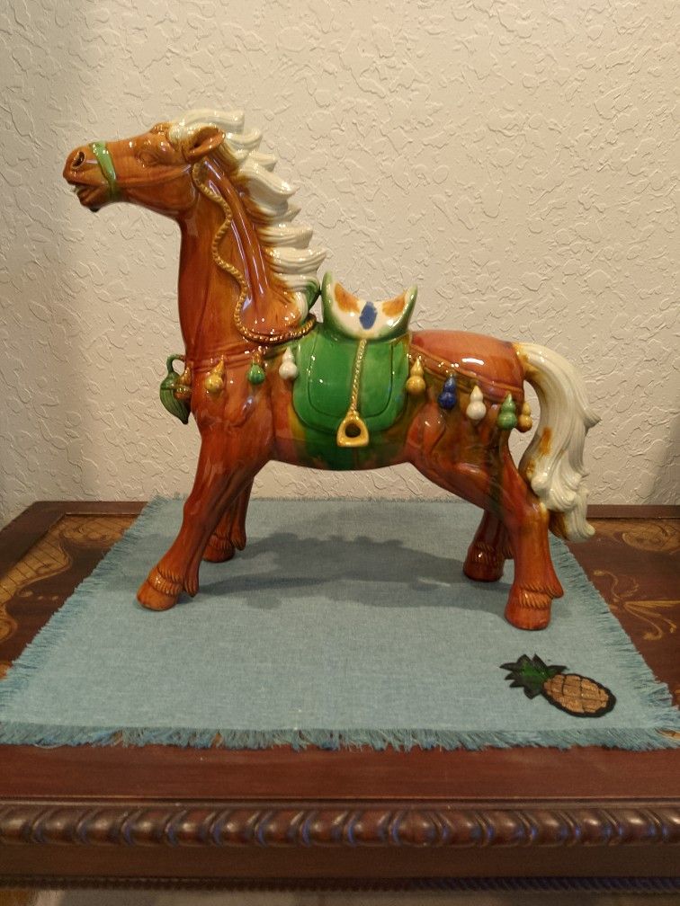 Beautiful Vintage Chinese Tang Tri-Color Glazed Ceramic War Horse Sculpture representing the emperor's cavalo 