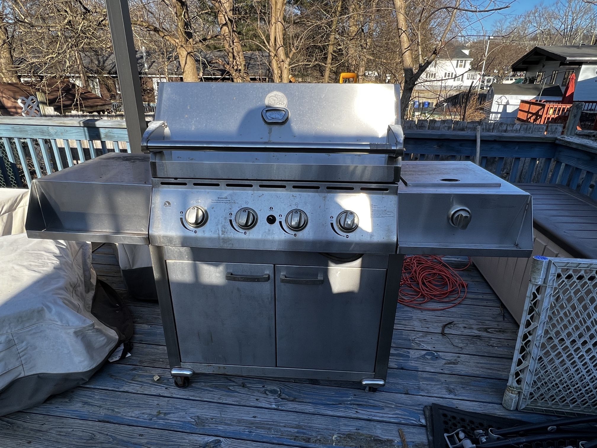Igloo - Stainless Steel Gas Grill - 4 grill burners - and 1 side pot burner - comes w/(2) 15lb tanks