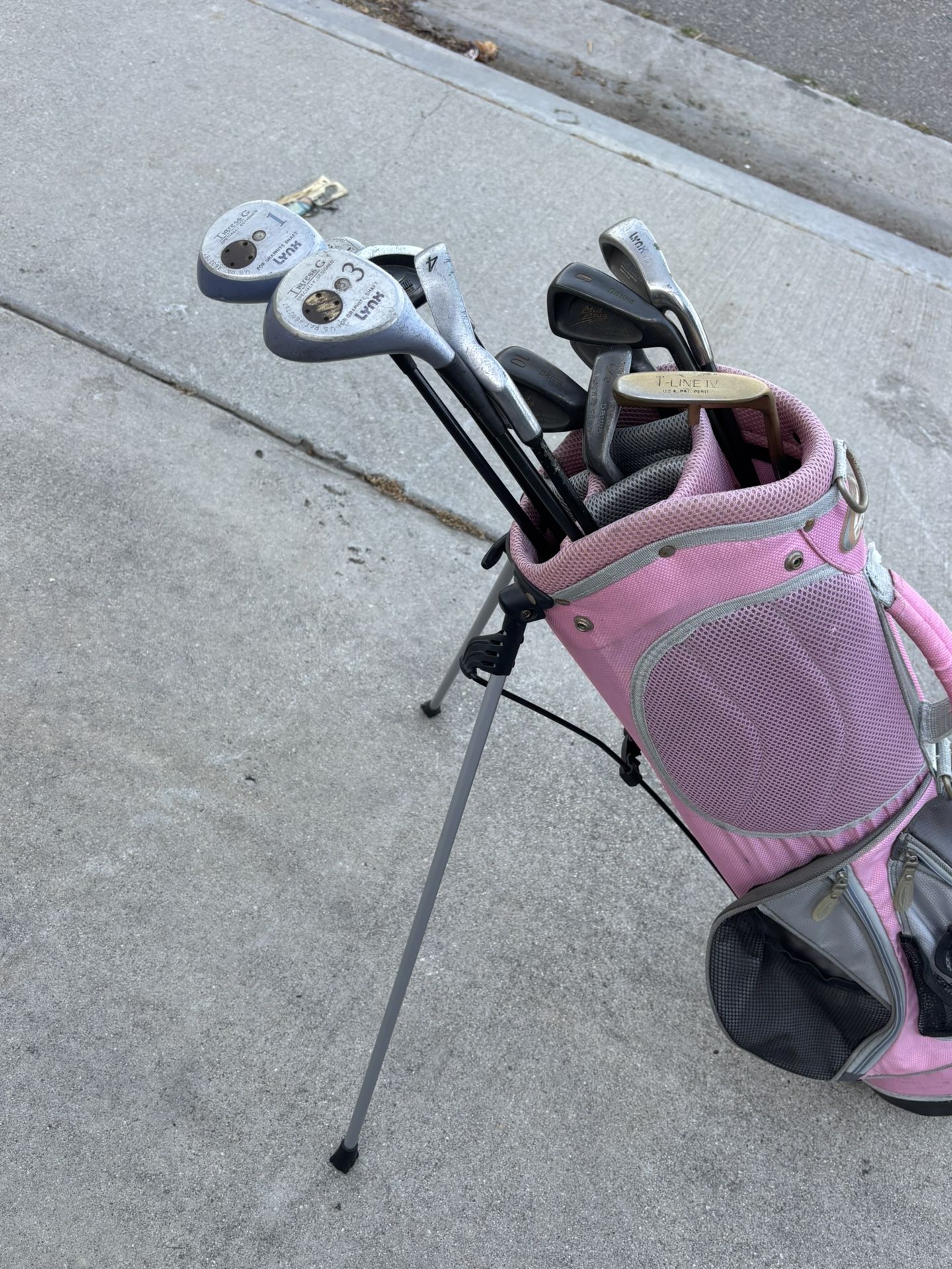 Ladies, Golf Club Set Right Handed With Bag And Jr Golf Bag And Golf Club Putters Titleless, And Mizuno