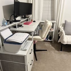 Office Desk With Storage Drawers. 