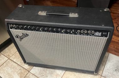 Fender Ultimate Chorus 2-Channel 2 x 65-Watt 2x12" Stereo Solid State Guitar Combo