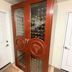 Wood wine cellar with refrigeration 