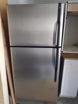 G E refrigerator 30w 30D 67H