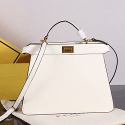Peekaboo iSeeU Medium White Shoulder Bag              size  33 x 12 x 25 cm
