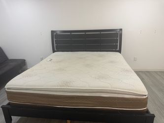 Cama king on colchón y dos mesas de noche