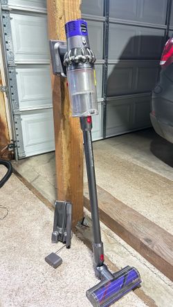Dyson cyclone V10 total clean+ good condition works well