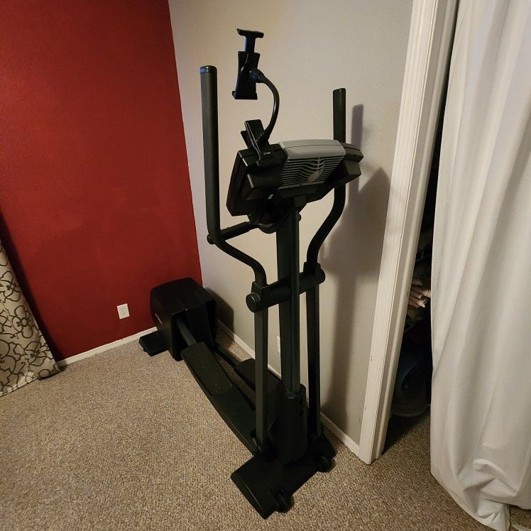 Like New Elliptical Trainer NordicTrack CX 925 for Sale in Las Vegas