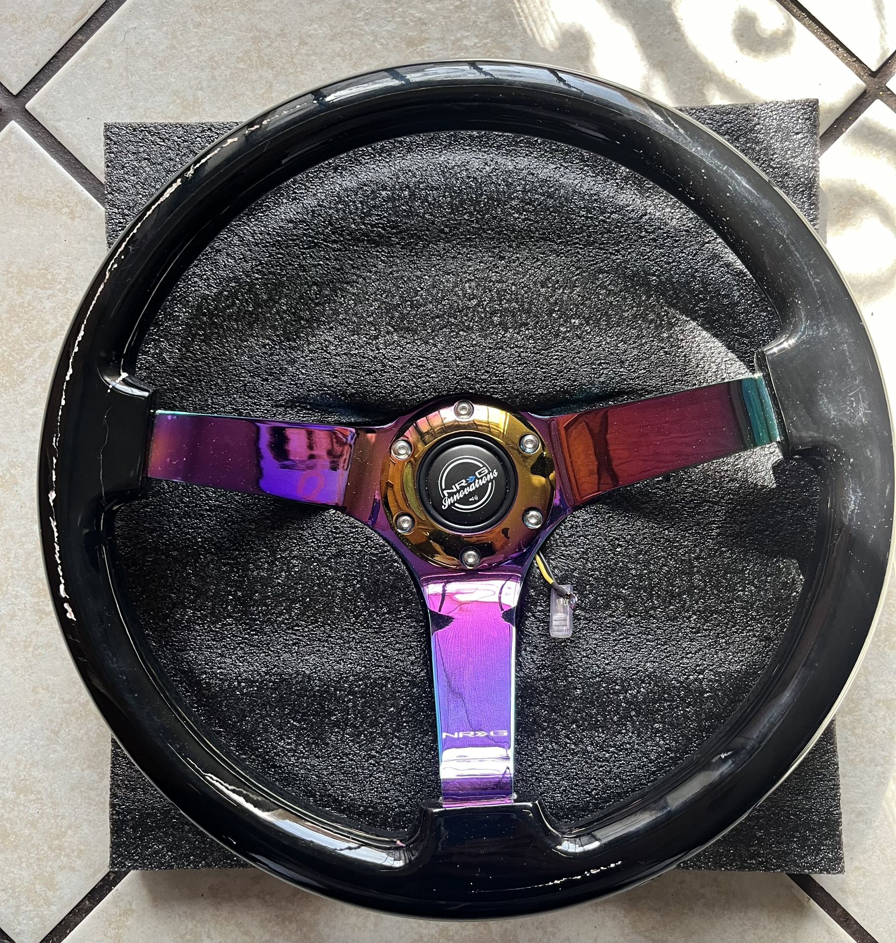 Classic Wood Grain Steering Wheel (350mm) Chameleon/Black Paint Grip w/Neochrome 3-Spoke