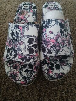 Cute skull print wedges BRAND NEW  size 8