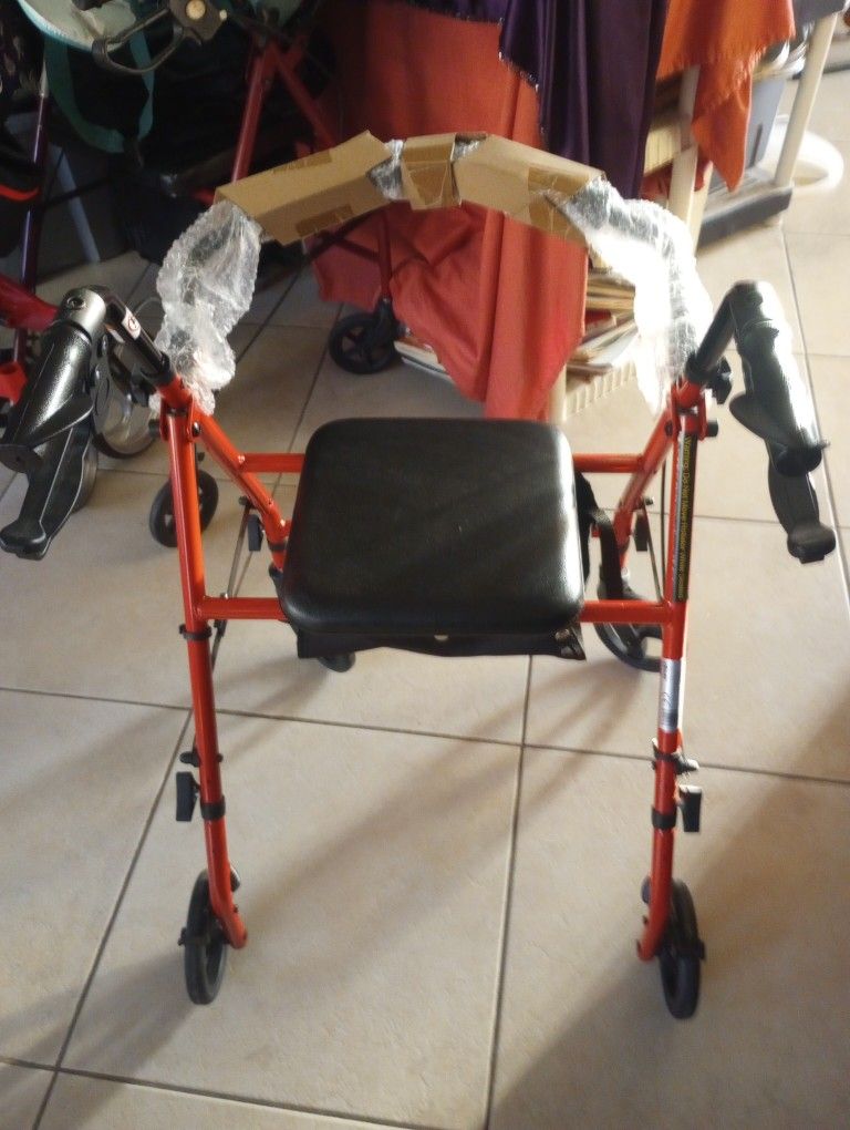 WALKER. 4 WHEELS ROLATOR WALKER WITH FOLDING SEAT. NEW