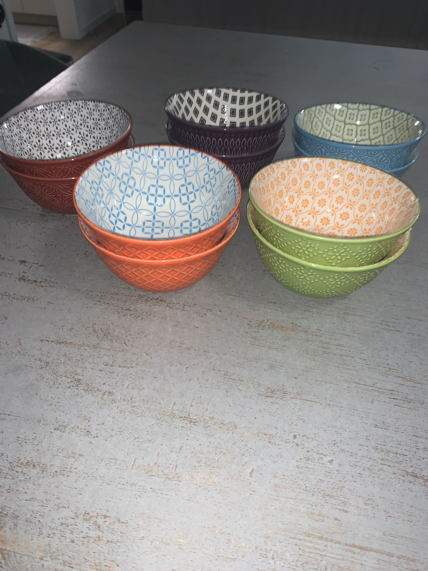 Medium sized multi color bowls set - like new