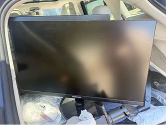 1 Dell Monitor and 3 Gigastone Monitors