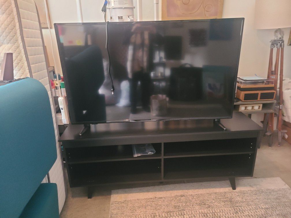 Insigna 55 In TV With Table In Picture