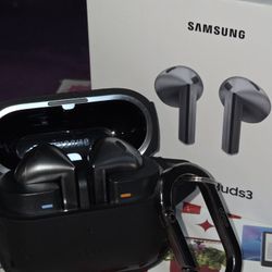 Galaxy Buds 3 with Elago silicone case