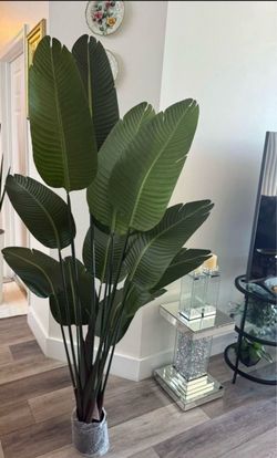 Pretty artificial plant 6 ft tall ! Brand New