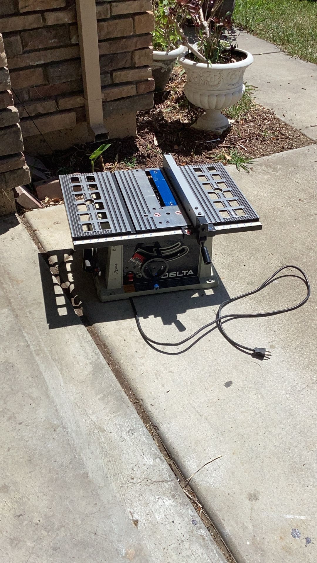 Delta table saw very good condition works perfect