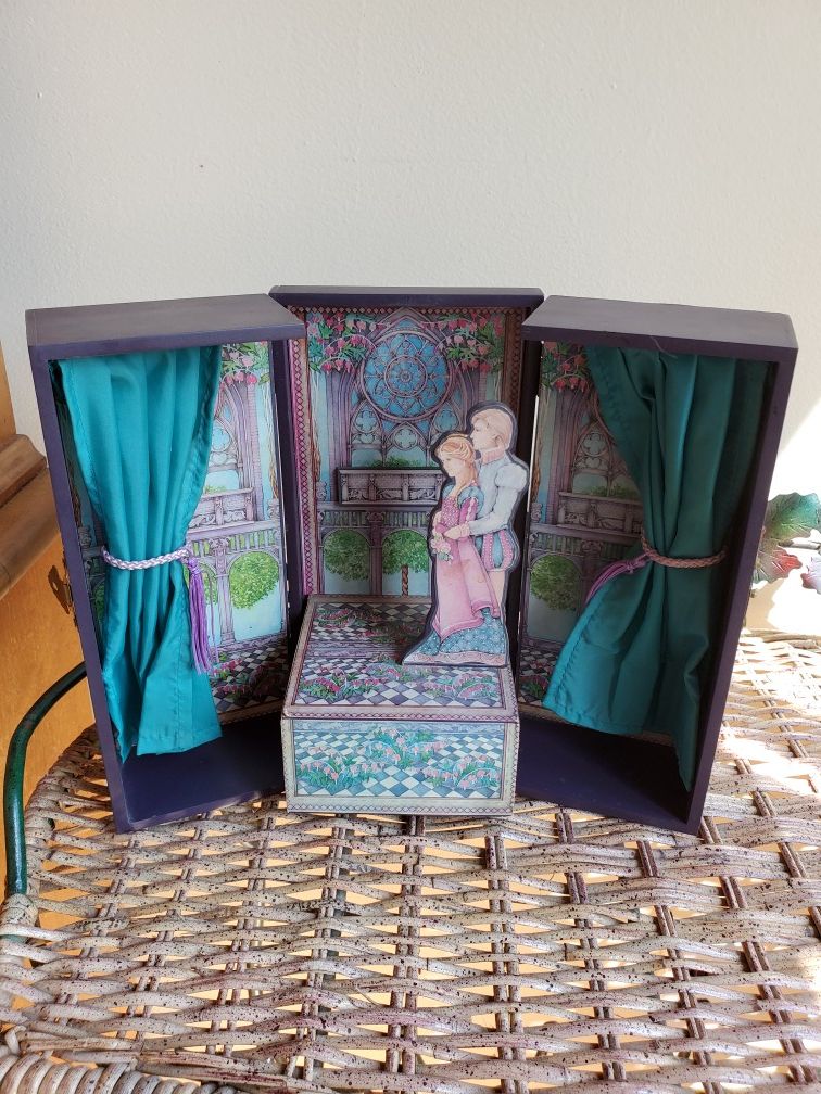 Vintage ENESCO "Great Romances " Romeo and Juliet music box