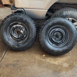 2 Llantas  Con Rines  De Fierro.  235/75R15