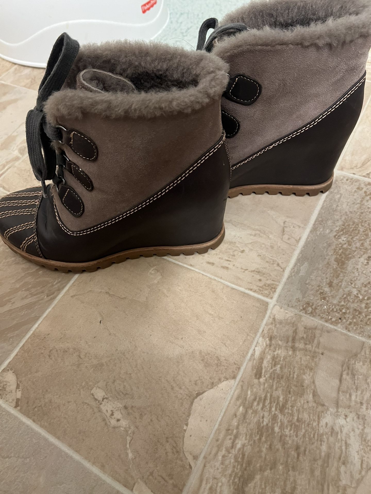 Ugg Womens Alasdair Leather Ankle Booties