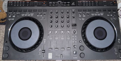 AlphaTheta DDJ-GRV6 DJ controller.