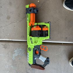 Green Machine Nerf Gun (Some Bullets Included)