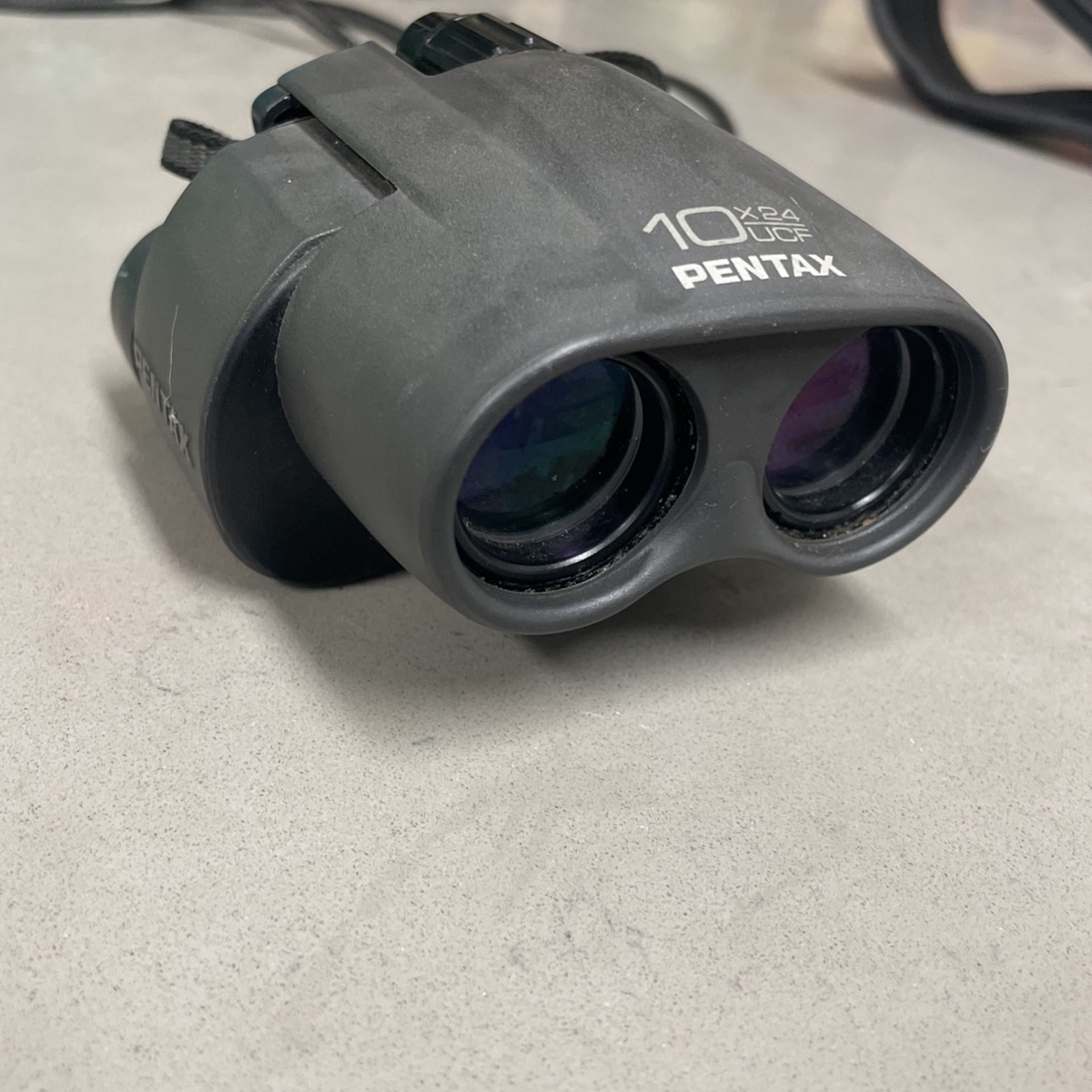 Jumelles Pentax 10x24 UCF Compactes - Avec étui Et Cordon - Léger Voile (sans Impact Sur La Vue)