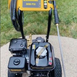 DEWALT 3600 PSI 2.5 GPM Gas Cold Water Professional Pressure Washer with HONDA GX200 Engine