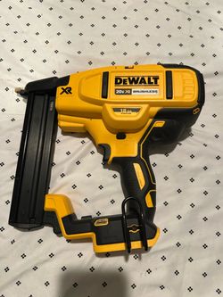 Dewalt 18g cordless crown stapler