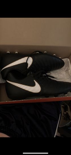 NIKE SOCCER/ FOOTBALL CLEATS 9.5