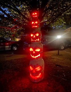 Halloween 8ft Stacked skulls