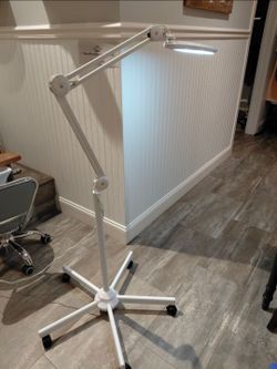 Facial Lamp with Magnifying Glass
