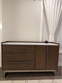 Signature Design by Ashley Arkenton Modern 3-Drawer Dresser with Adjustable Shelf, Soft Close, brand new