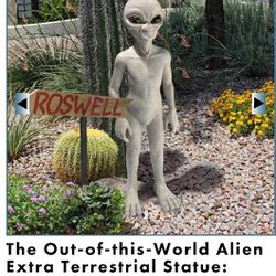 Alien Statue 