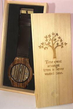 Grain and oak wood watch for men