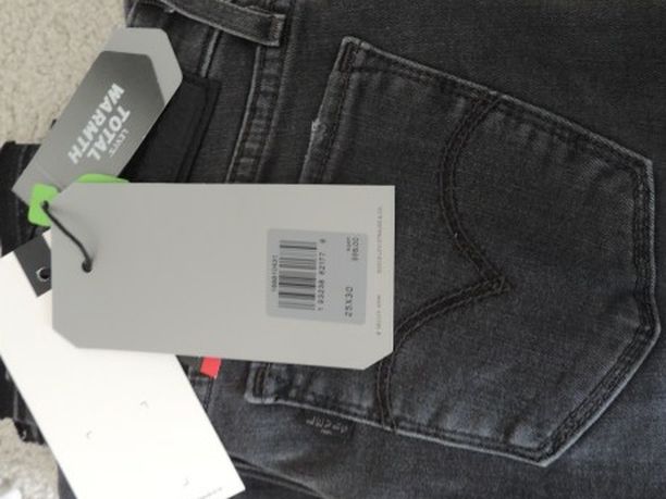 Levi's 711 Skinny Jeans.