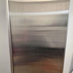 Sub Zero Refrigerator fridge model 601R in great conditions and cools perfectly