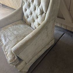 This vintage 1970s Flexsteel lounge chair is upholstered in crushed velvet with button tufting. 