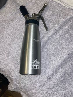 Whip cream dispenser