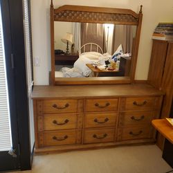 Dresser with  drawers and mirror 5'