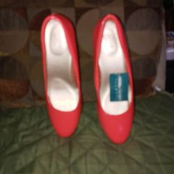 Size 10 Jaclyn Smith Coral 2/5 " Heels Brand new