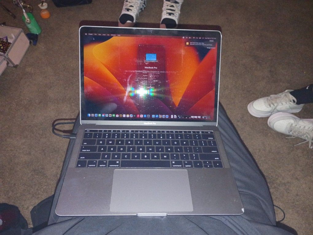 Macbook Pro. 13- Inch 2017