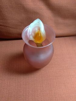 VASE - ARTSY AND IN EXCELLENT CONDITION 