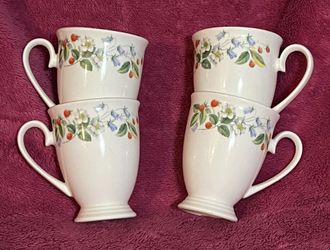 Royal Grafton Fine Bone China Set of 4 Footed Tea Cup Mug Strawberry and Flowers HTF FLAWLESS!