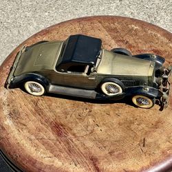 ANTIQUE/VINTAGE METAL CAR RADIO 