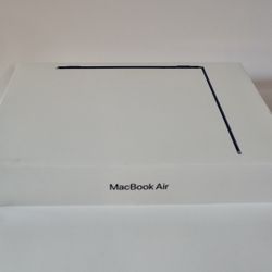 MacBook Air 13” M3 • 16GB RAM • 256GB SSD 