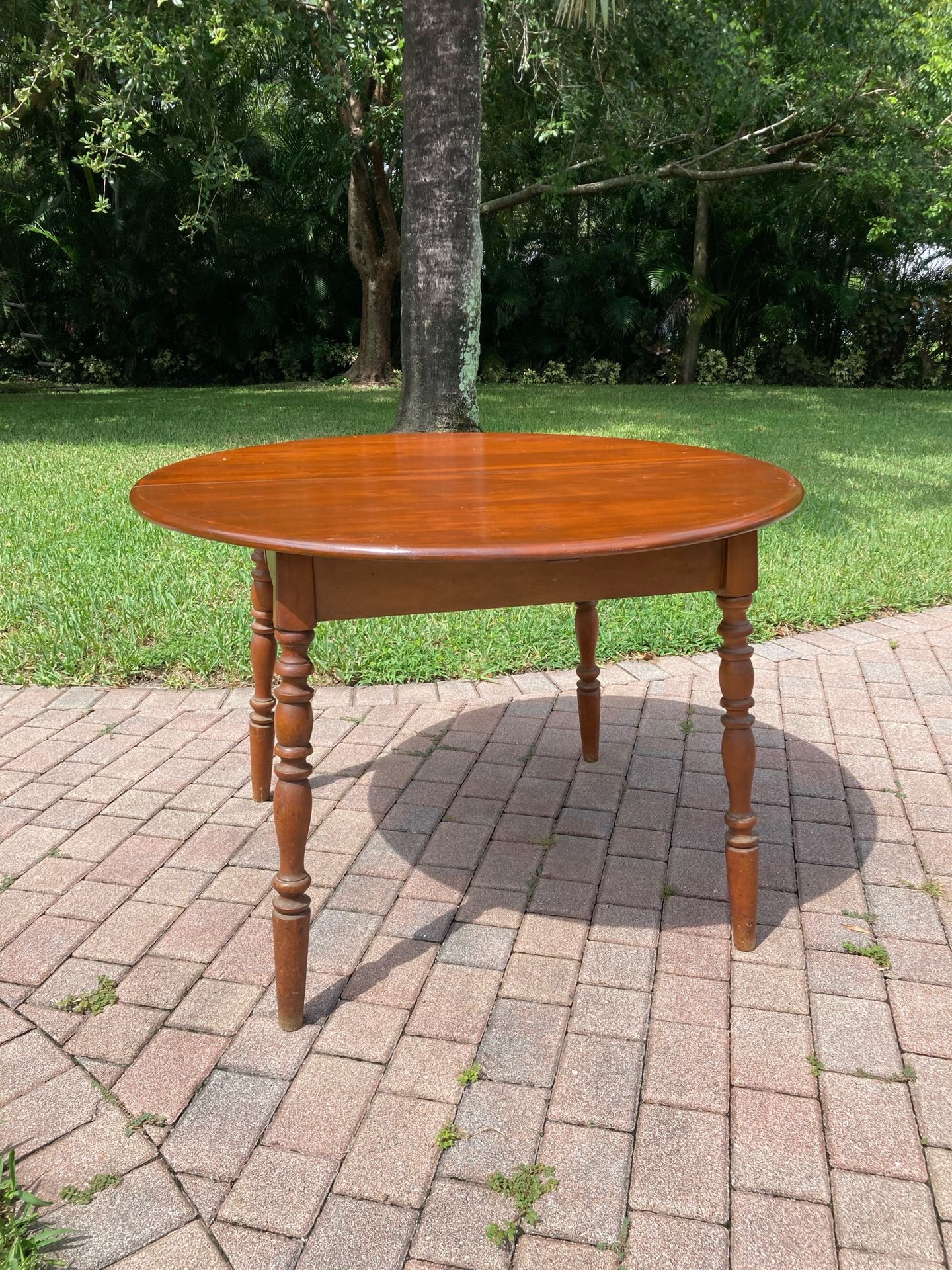 Vintage Early American Style Round Maple Breakfast Dining Table