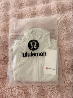 LULULEMON ~ White ~ Size 2 ~ Cropped