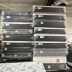 Queen Size Mattress Pillow Top 12"    New Mattress In A Plastic Sealed 