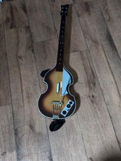 Höfner guitar play station